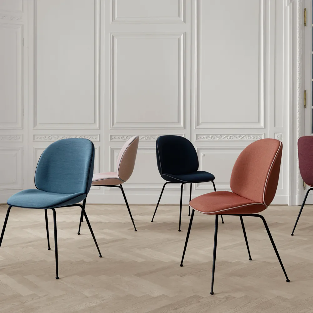 Beetle dining chair fully upholstered conic base, stof velluto cotone 970 donkerblauw, zwart stalen onderstel GUBI