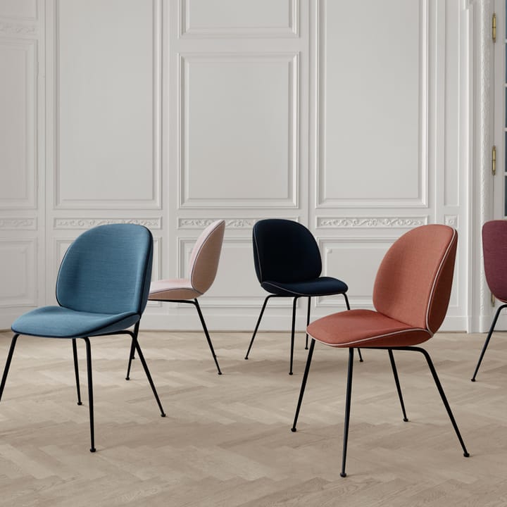 Beetle dining chair fully upholstered conic base, stof velluto cotone 970 donkerblauw, zwart stalen onderstel GUBI