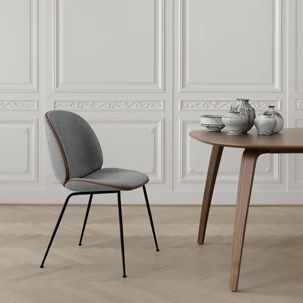 Beetle dining chair fully upholstered conic base, stof velluto cotone 970 donkerblauw, zwart stalen onderstel GUBI