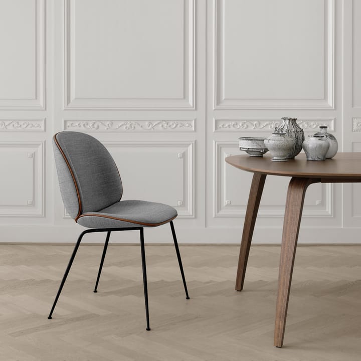 Beetle dining chair fully upholstered conic base, stof velluto cotone 970 donkerblauw, zwart stalen onderstel GUBI