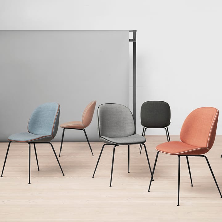 Beetle dining chair fully upholstered conic base, stof velluto cotone 970 donkerblauw, zwart stalen onderstel GUBI