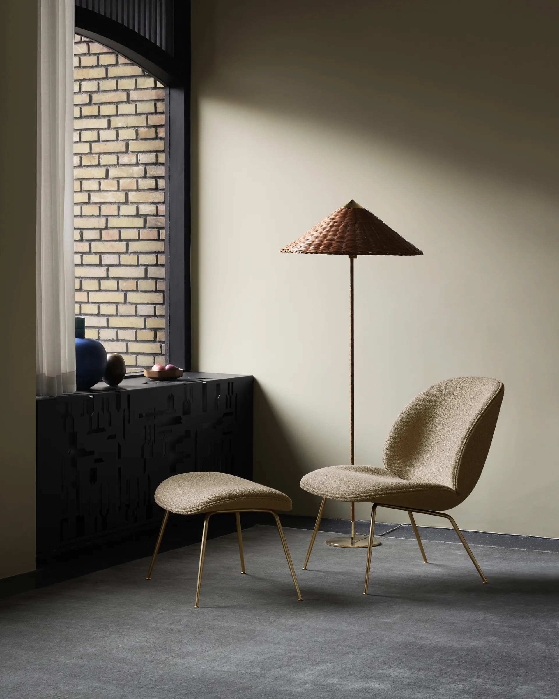 Beetle Ottoman voetenbankje volledig gestoffeerd conic base, Around bouclé 004-brass GUBI