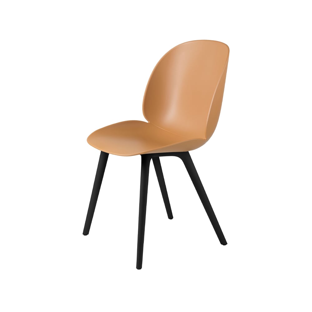 GUBI Beetle Plastic stoel amber brown, zwarte poten