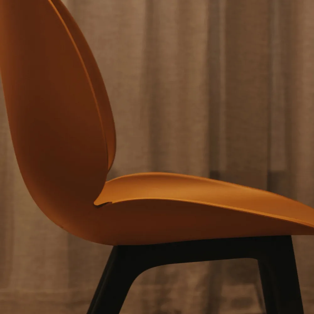 Beetle Plastic stoel, black GUBI