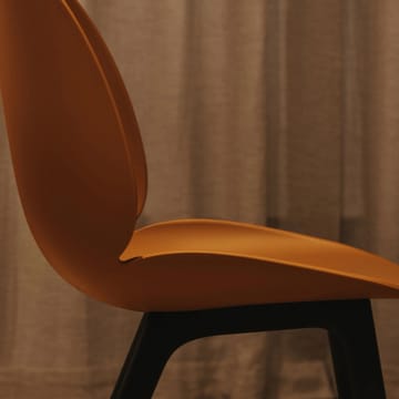 Beetle Plastic stoel - pebble brown, zwarte poten - GUBI