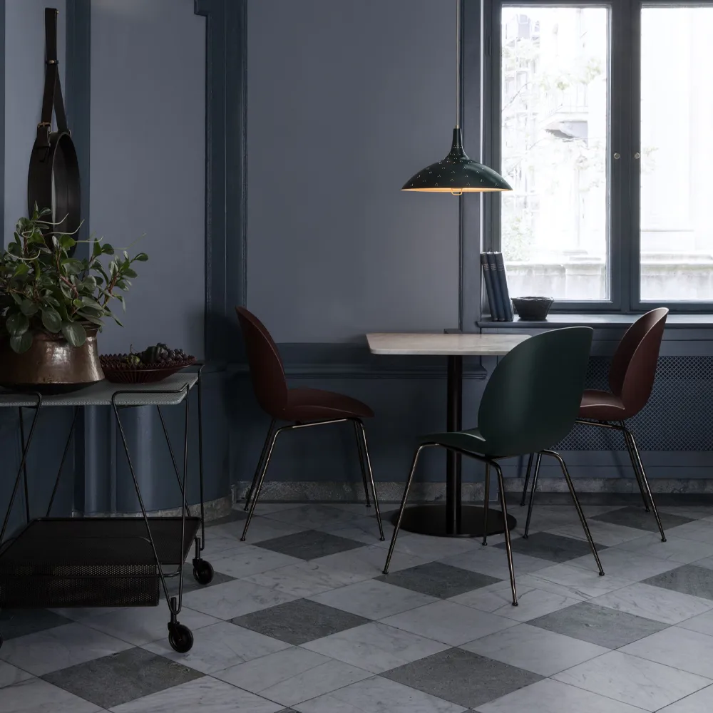 Beetle stoel, alabaster white, matgelakt eikenhouten onderstel GUBI