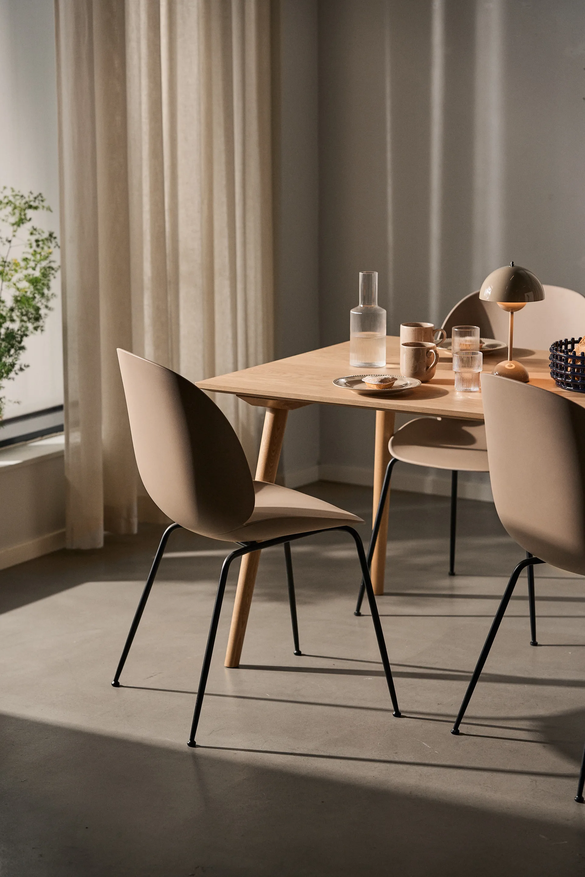 Beetle stoel, new beige, zwartverchroomd stalen onderstel GUBI