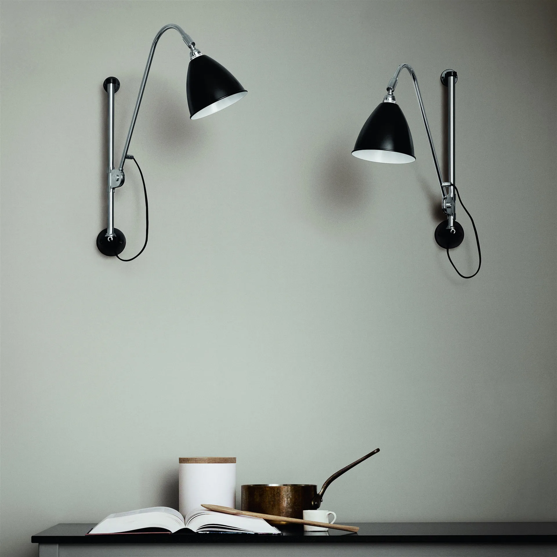 Bestlite BL5 wandlamp, Zwart-chroom GUBI