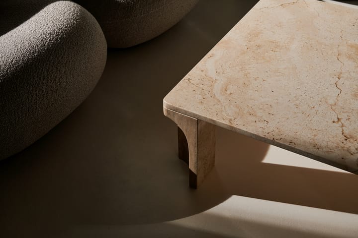Doric salontafel 80x80 cm, Neutral white-travertine GUBI
