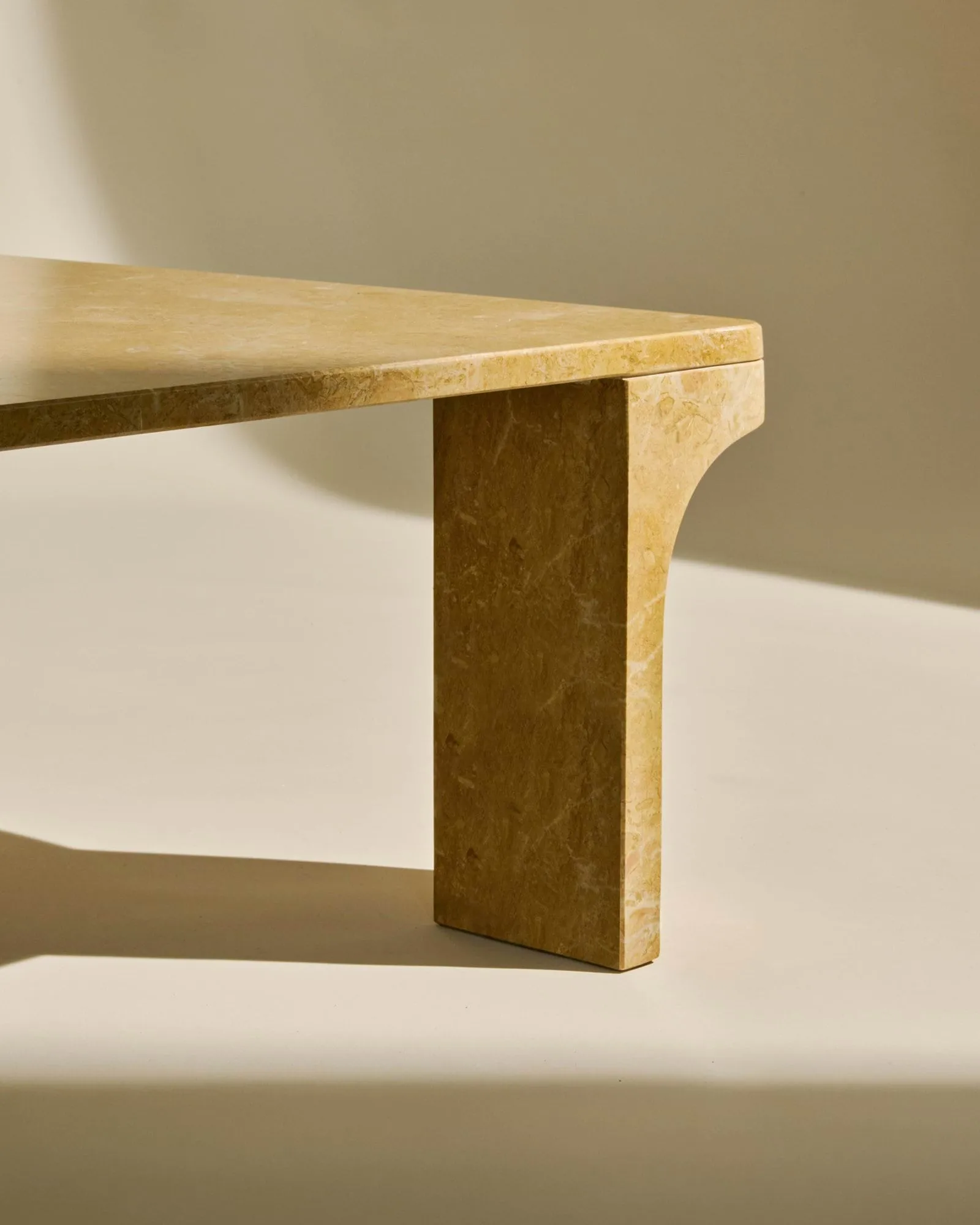 Doric salontafel, Honey Amber marmer, 140x80 cm GUBI