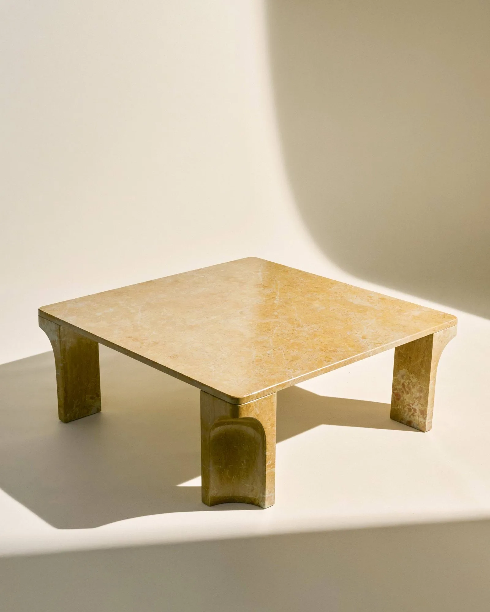 Doric salontafel, Honey Amber marmer, 80x80 cm GUBI