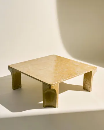 Doric salontafel - Honey Amber marmer, 80x80 cm - GUBI