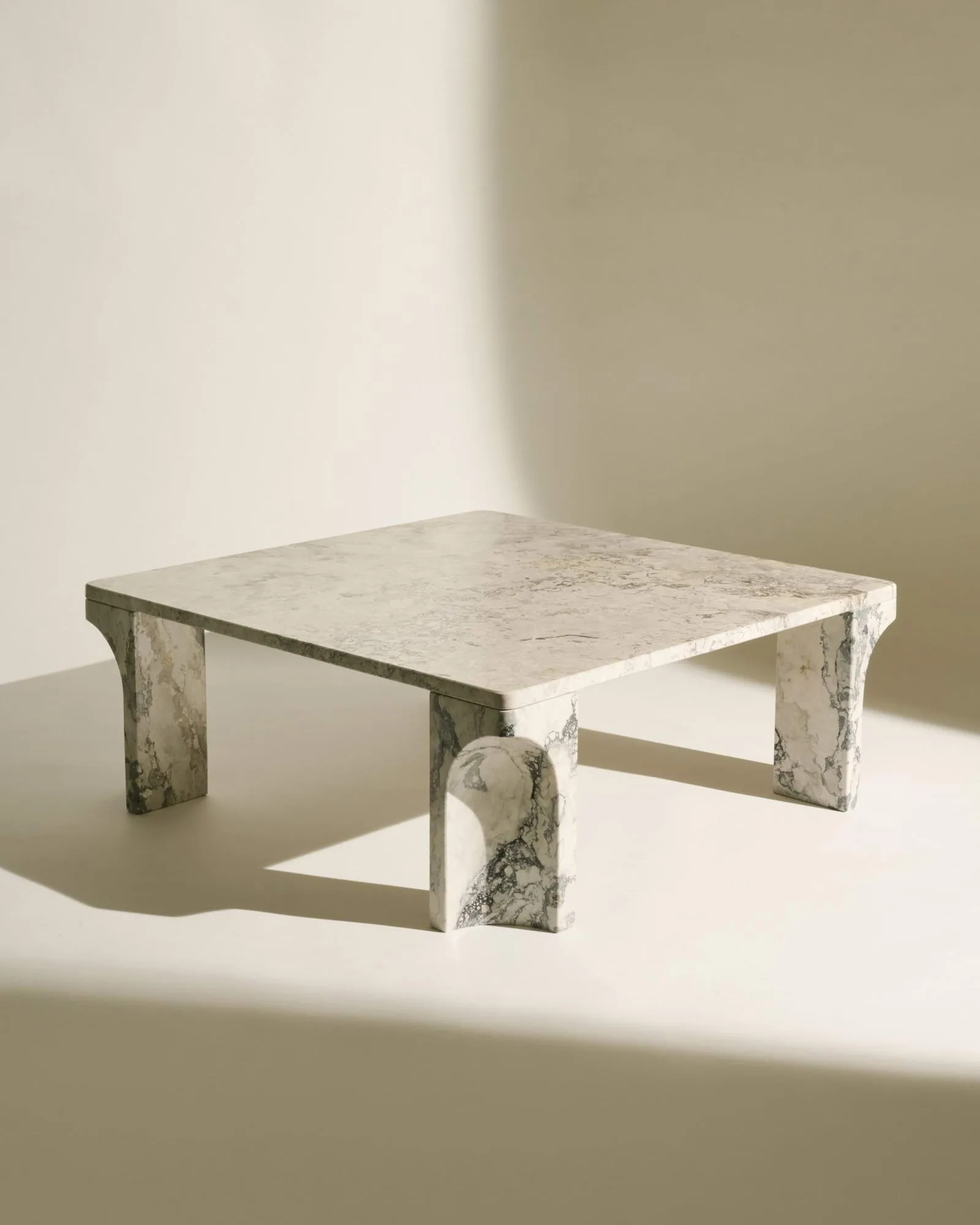 Doric salontafel, Stormy Gray marmer, 80x80 cm GUBI