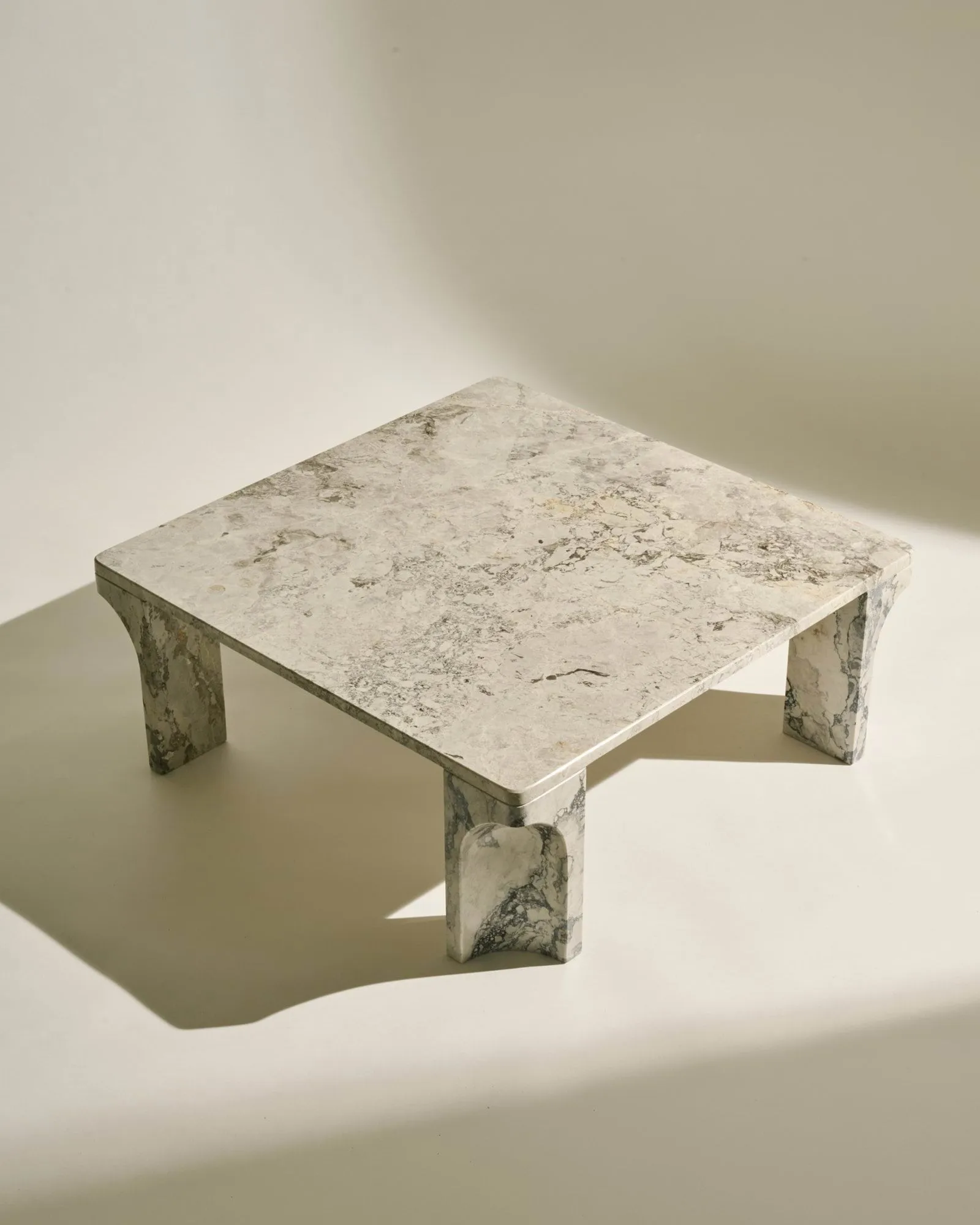 Doric salontafel, Stormy Gray marmer, 80x80 cm GUBI