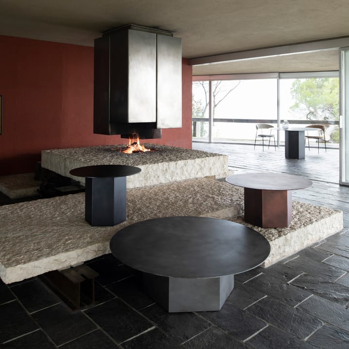 Epic Steel salontafel, Earthy red, Ø80 cm GUBI