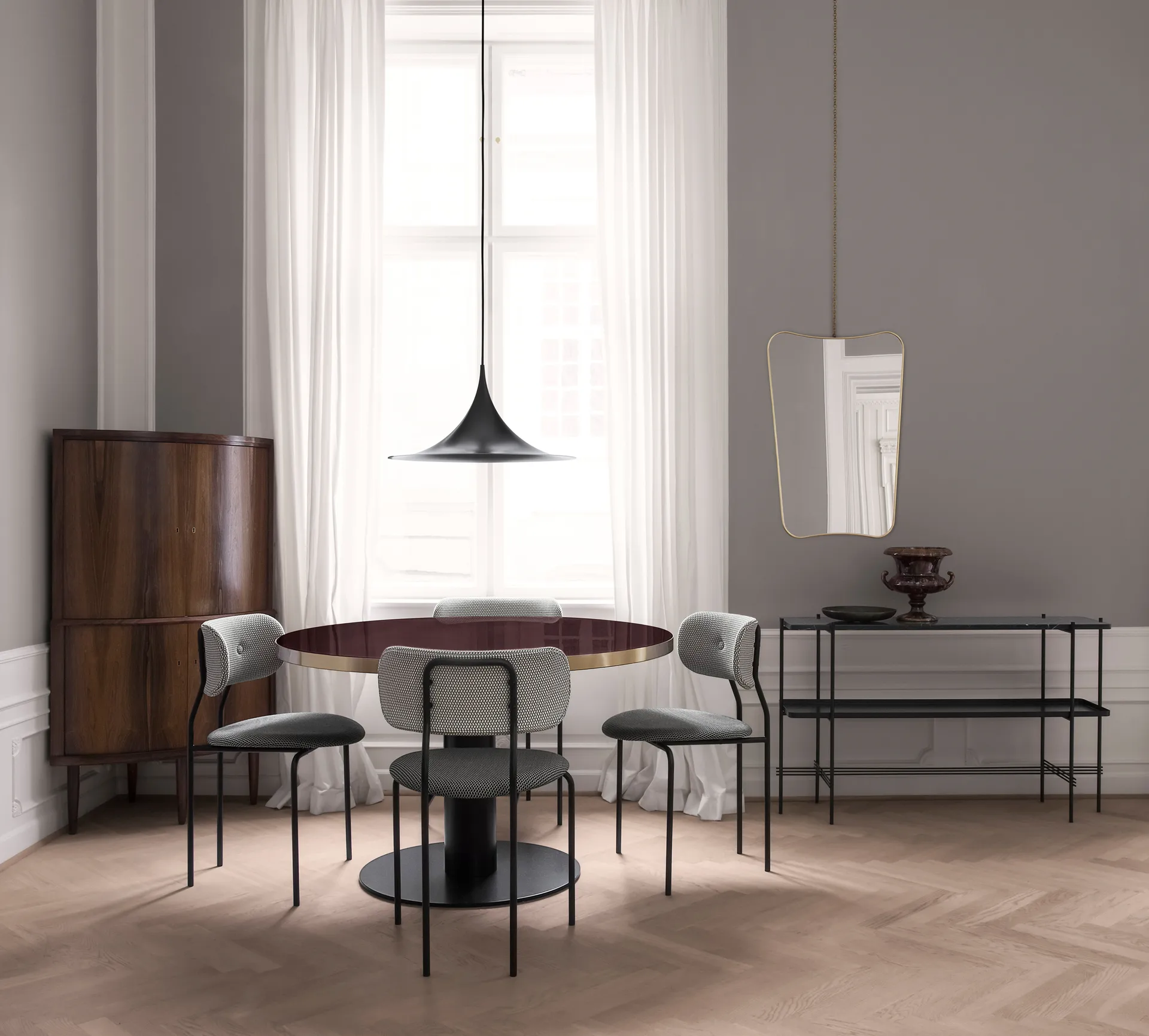 F.A.33 Rechthoekige spiegel, zwart messing GUBI