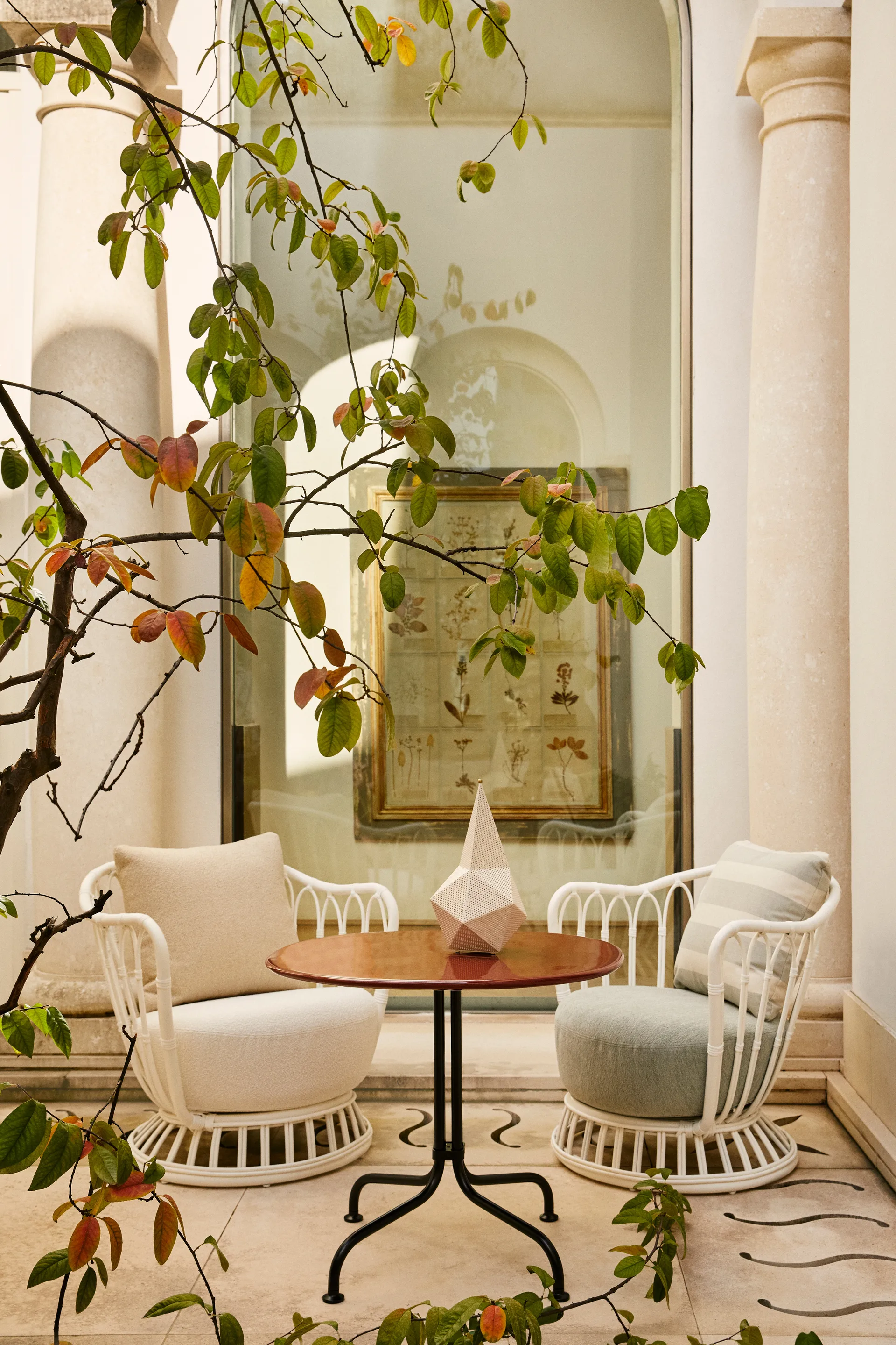 Grace Outdoor Lounge stoel, Leslie Limonta 006-020-alabaster white GUBI