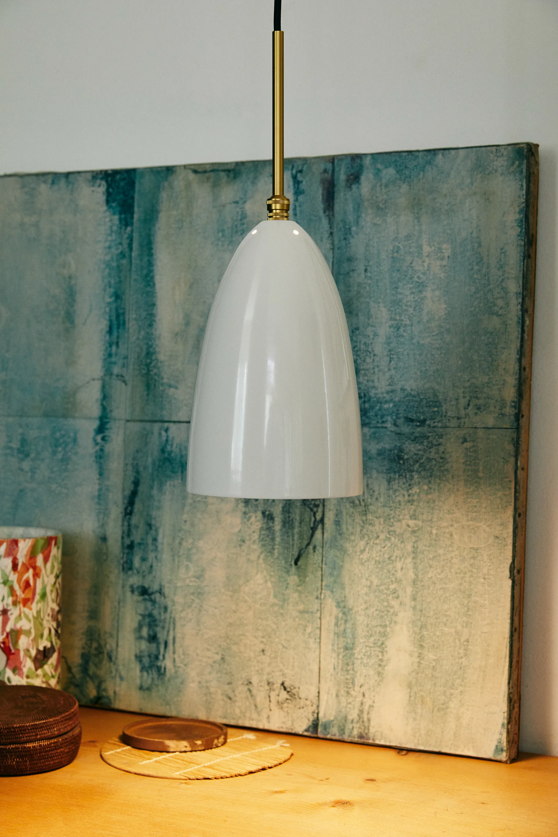 Gräshoppa plafondlamp glanzend, Alabaster white-brass GUBI