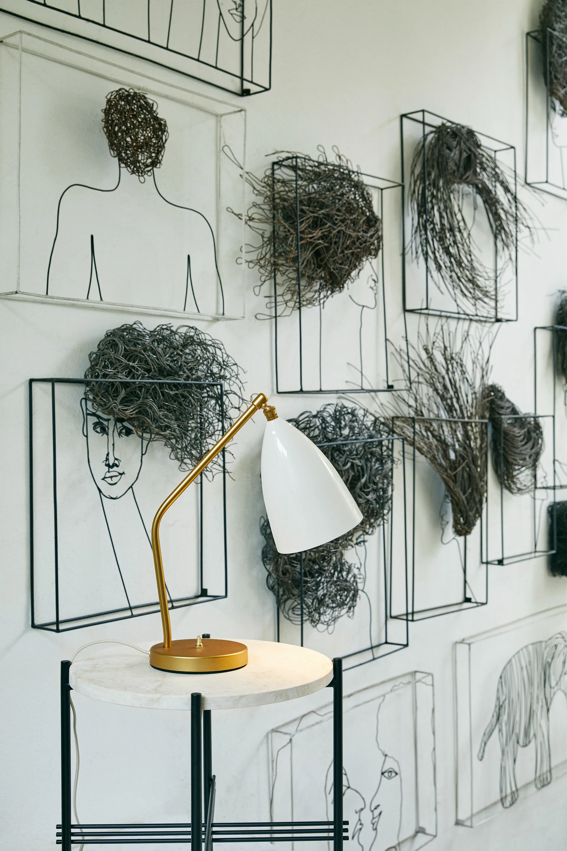 Gräshoppa tafellamp glanzend, Alabaster white-brass GUBI