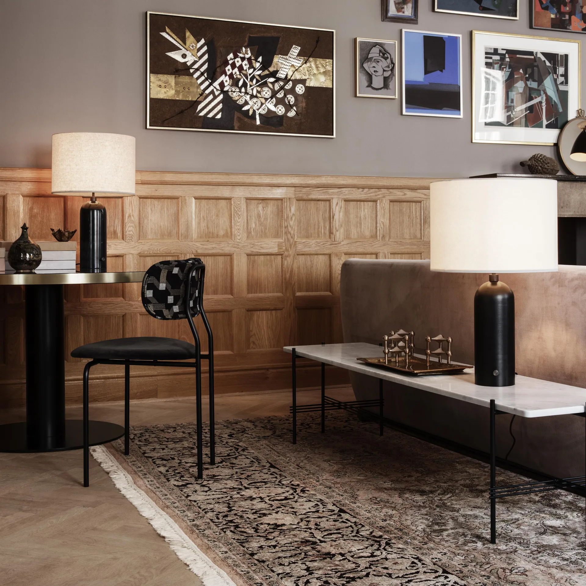 Gravity L tafellamp, black marble + witte kap GUBI