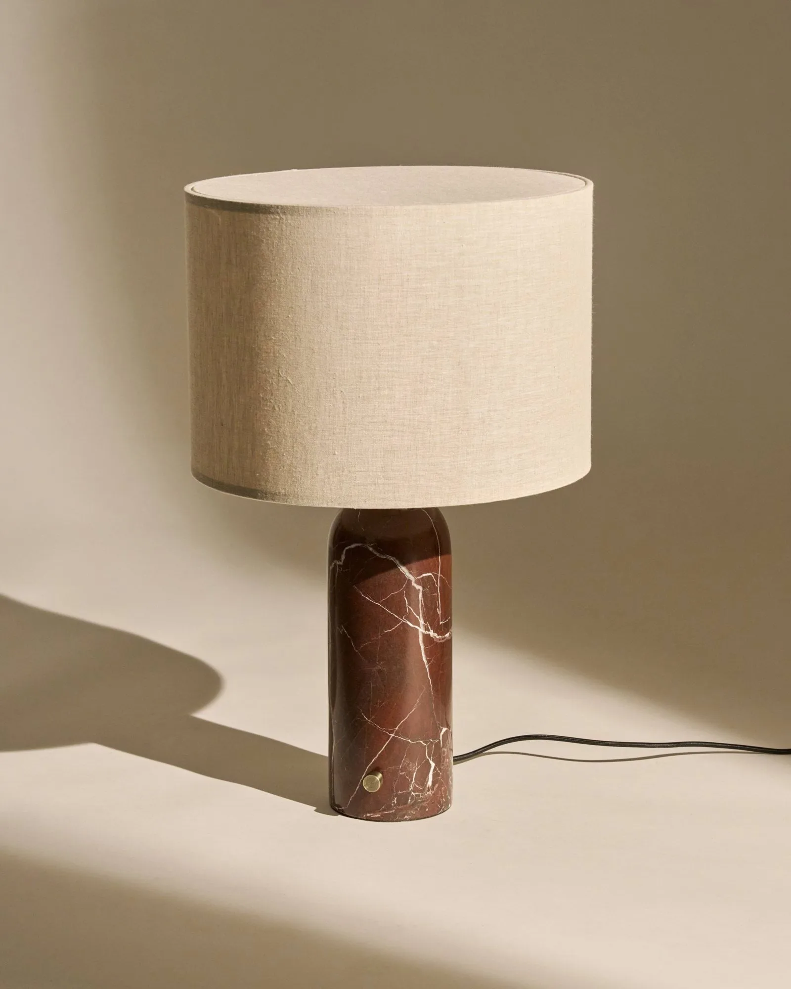 Gravity L tafellamp, Maroon marble-canvas GUBI