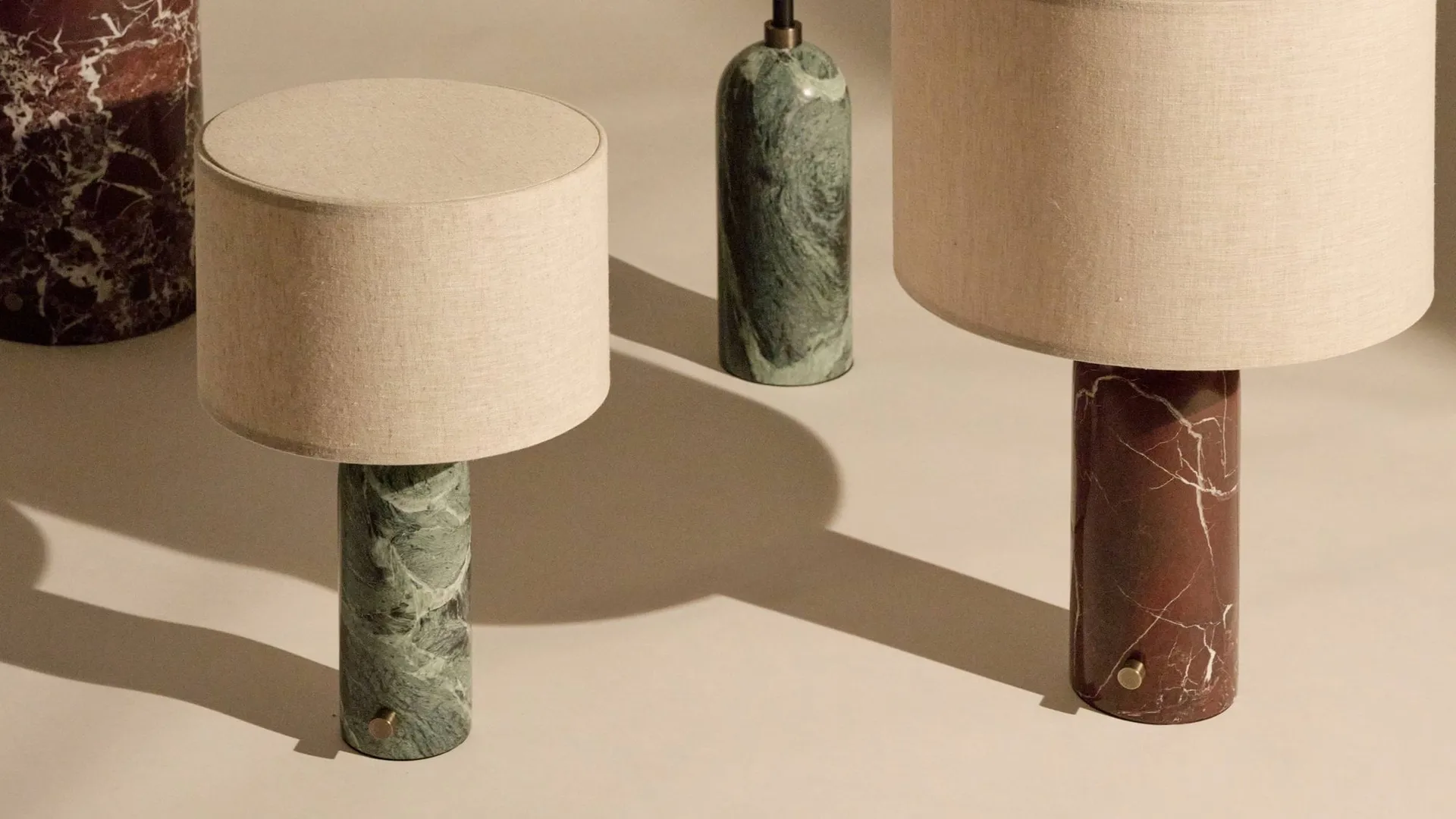 Gravity L tafellamp, Maroon marble-canvas GUBI