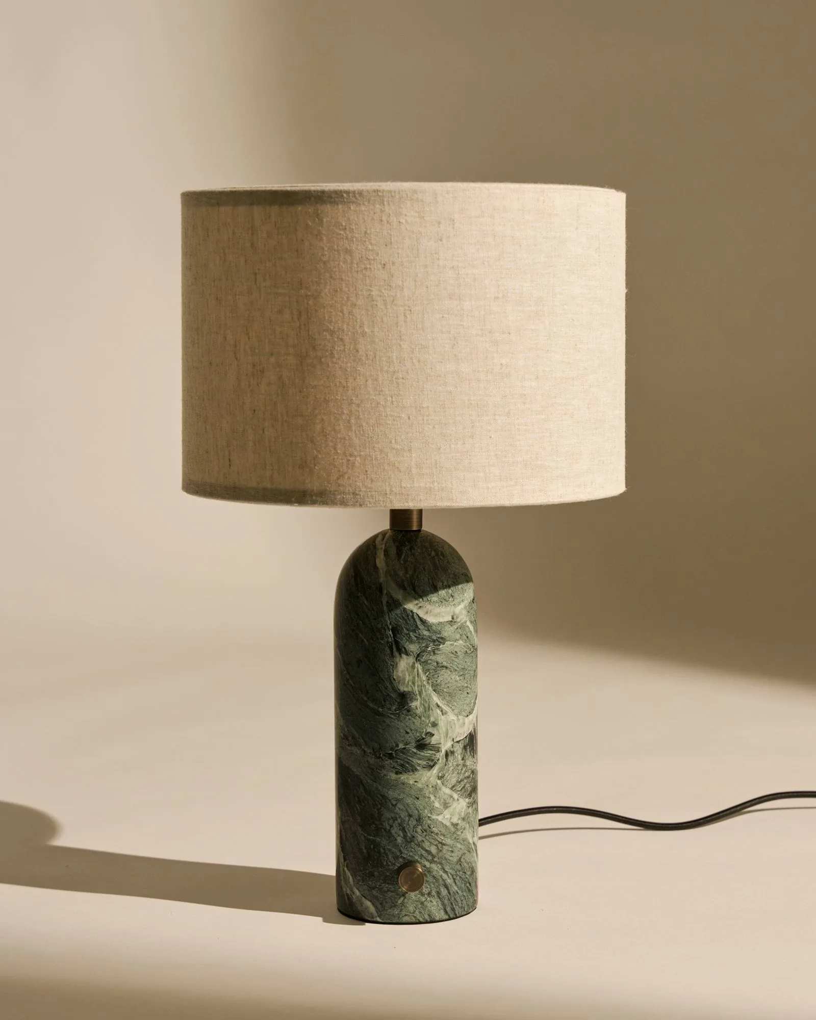 Gravity S tafellamp, Emerald marmer-canvas GUBI