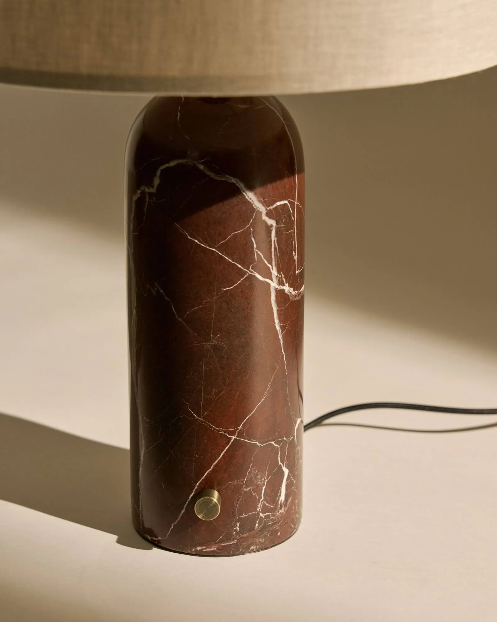 Gravity S tafellamp, Maroon marble-canvas GUBI