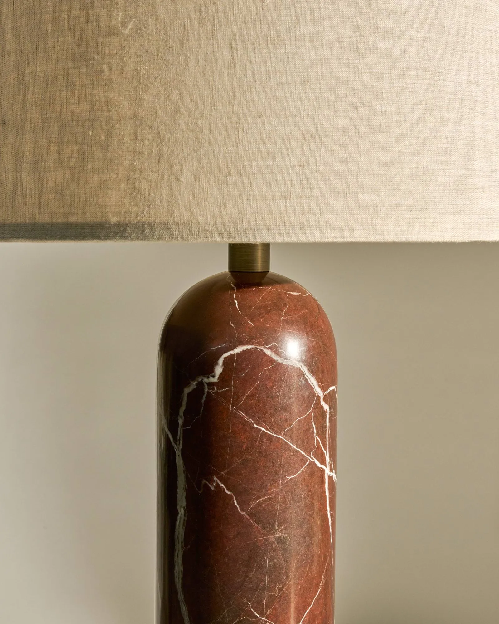 Gravity S tafellamp, Maroon marble-canvas GUBI