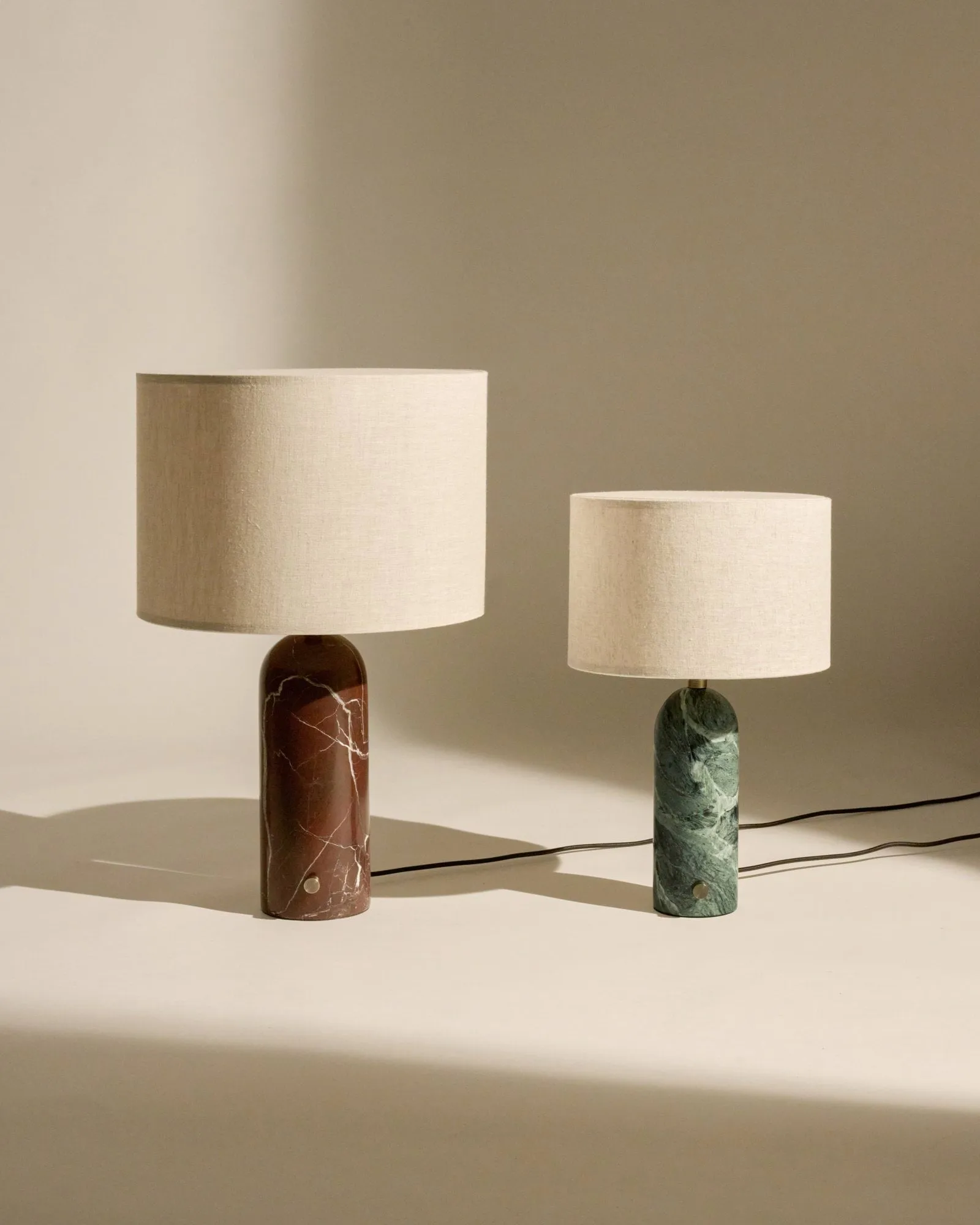 Gravity S tafellamp, Maroon marble-white GUBI