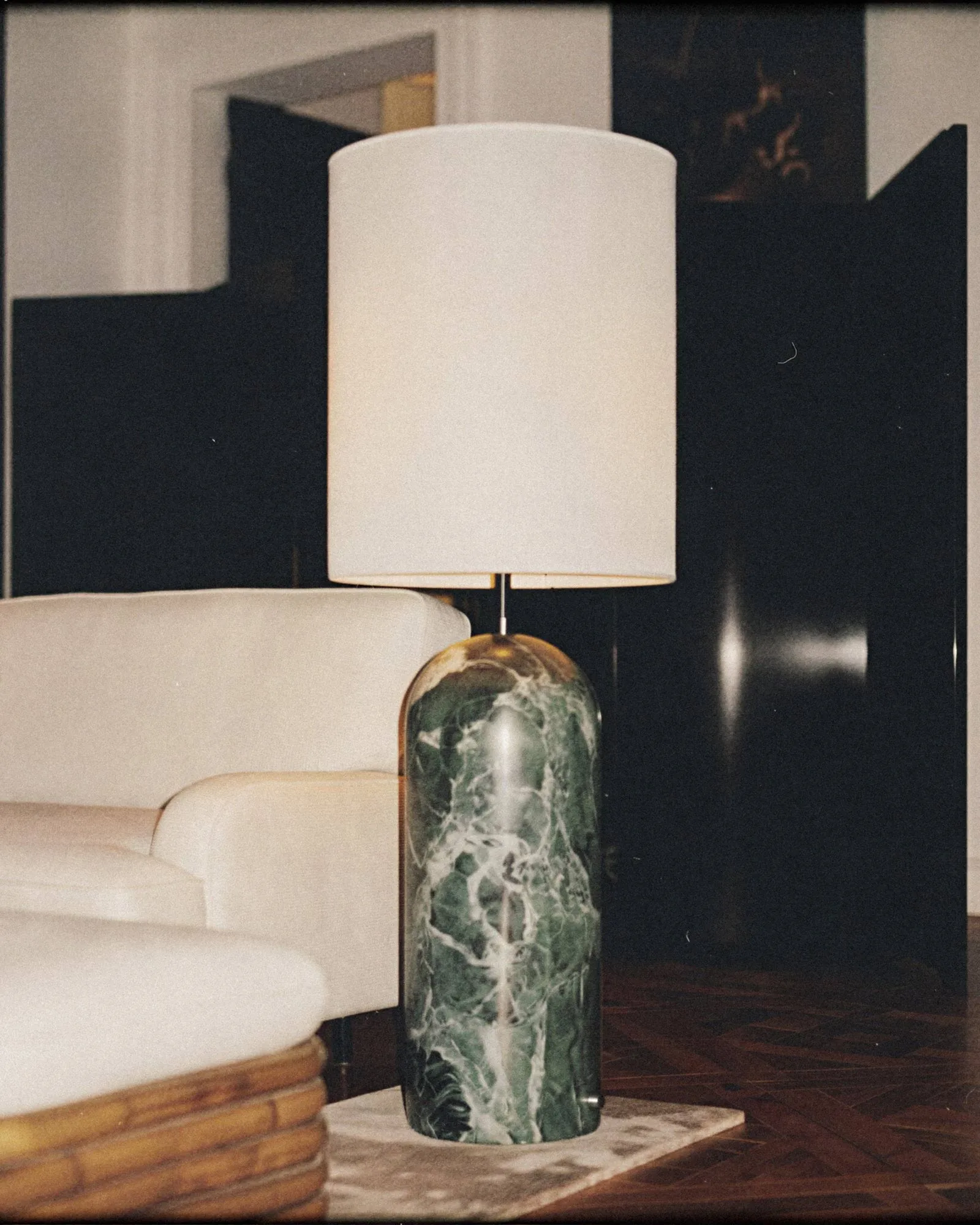 Gravity XL vloerlamp, Emerald marble-white GUBI