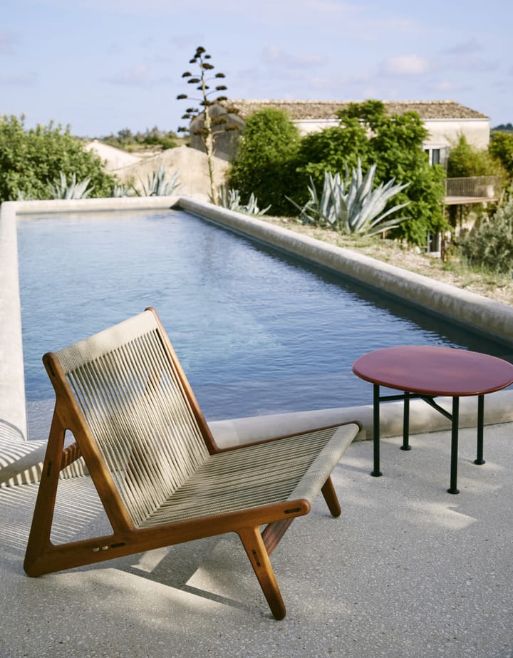 MR01 Initial outdoor lounge chair, Geolied irokohout GUBI