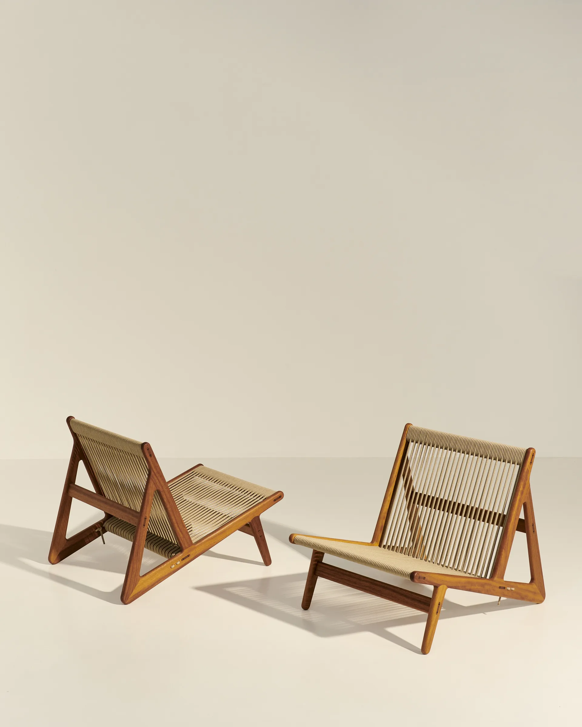 MR01 Initial outdoor lounge chair, Geolied irokohout GUBI
