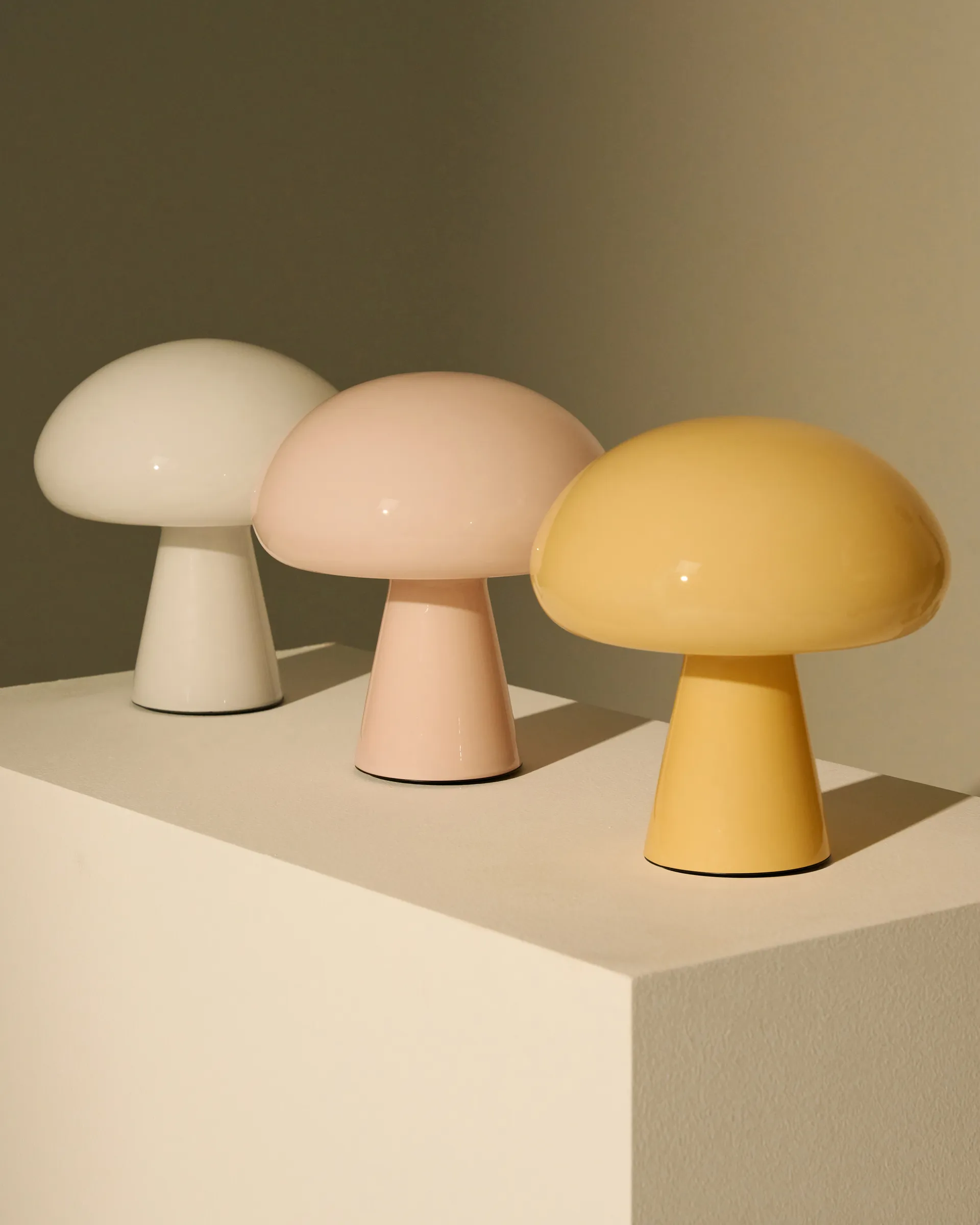 Obello tafellamp, Pearl white GUBI