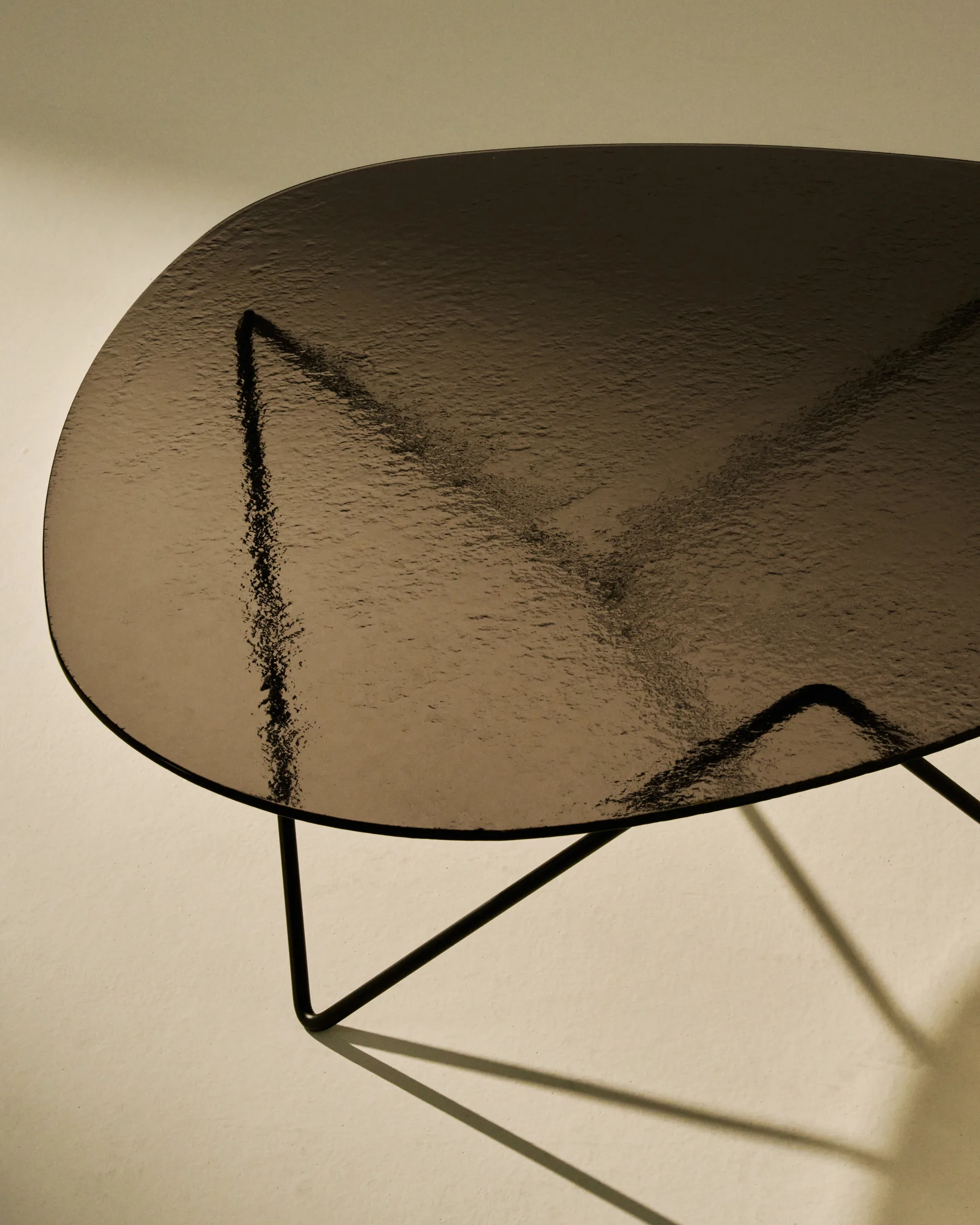 Pedrera salontafel, Zwart semimat-structuurglas brons GUBI