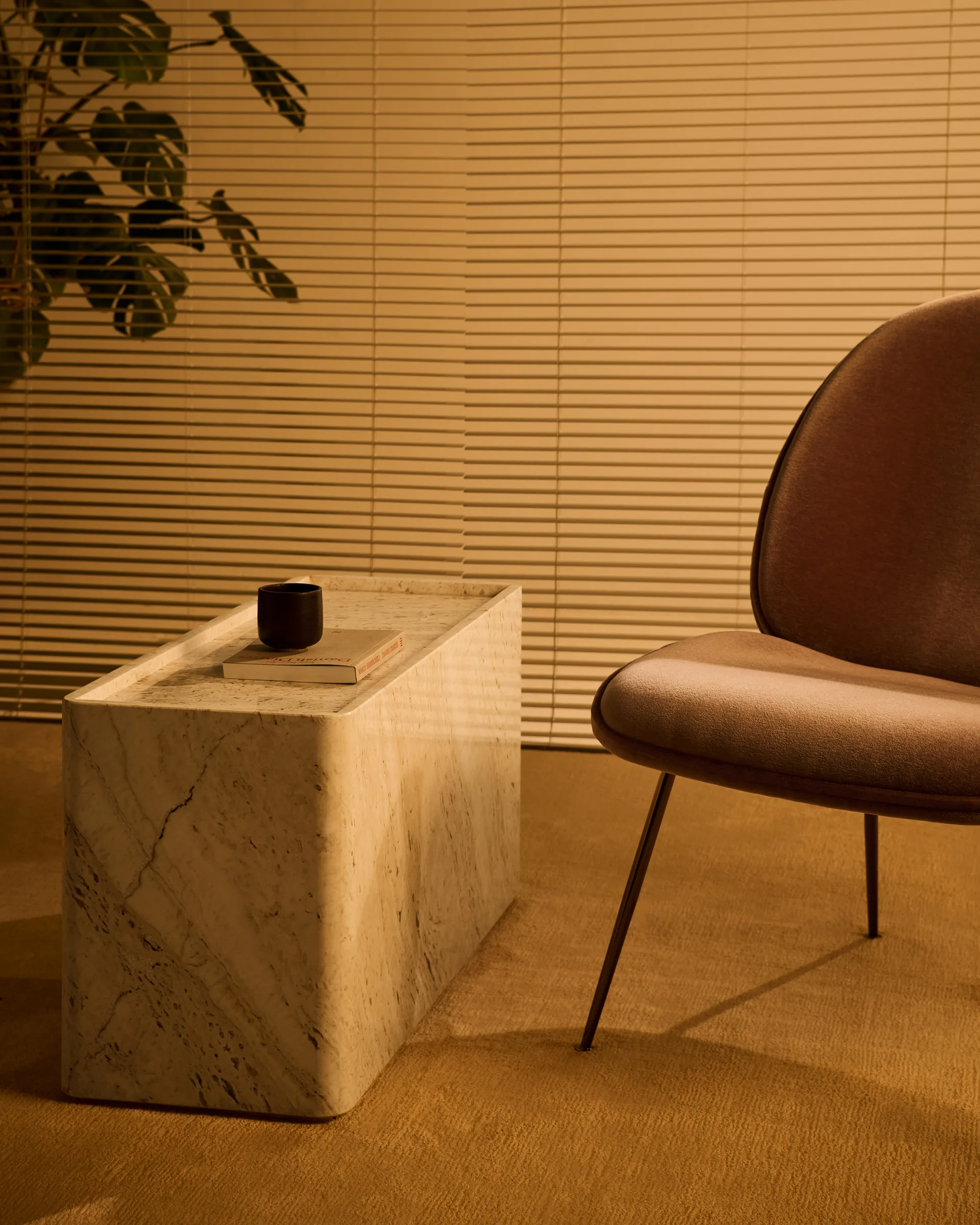 Pietra bijzettafel 30x80x40 cm, Neutral white travertine GUBI