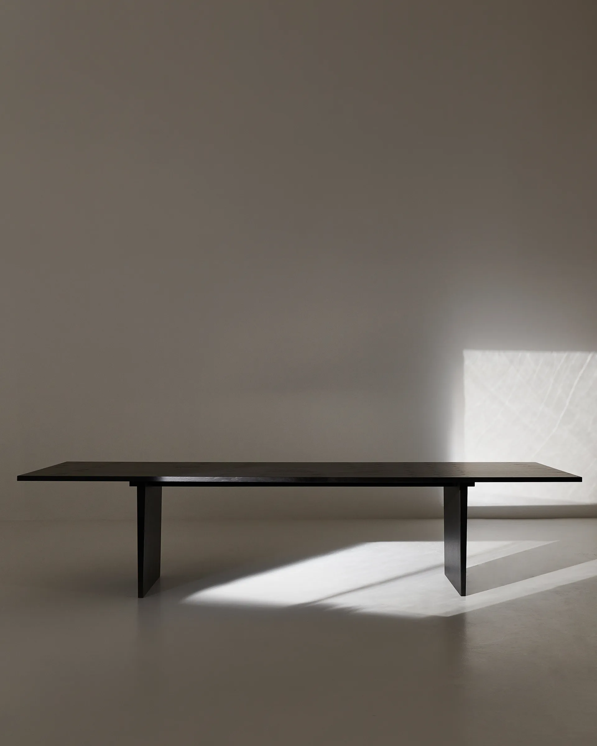 Private eettafel 100x260 cm, Bruin-zwartgebeitst eikenhout GUBI