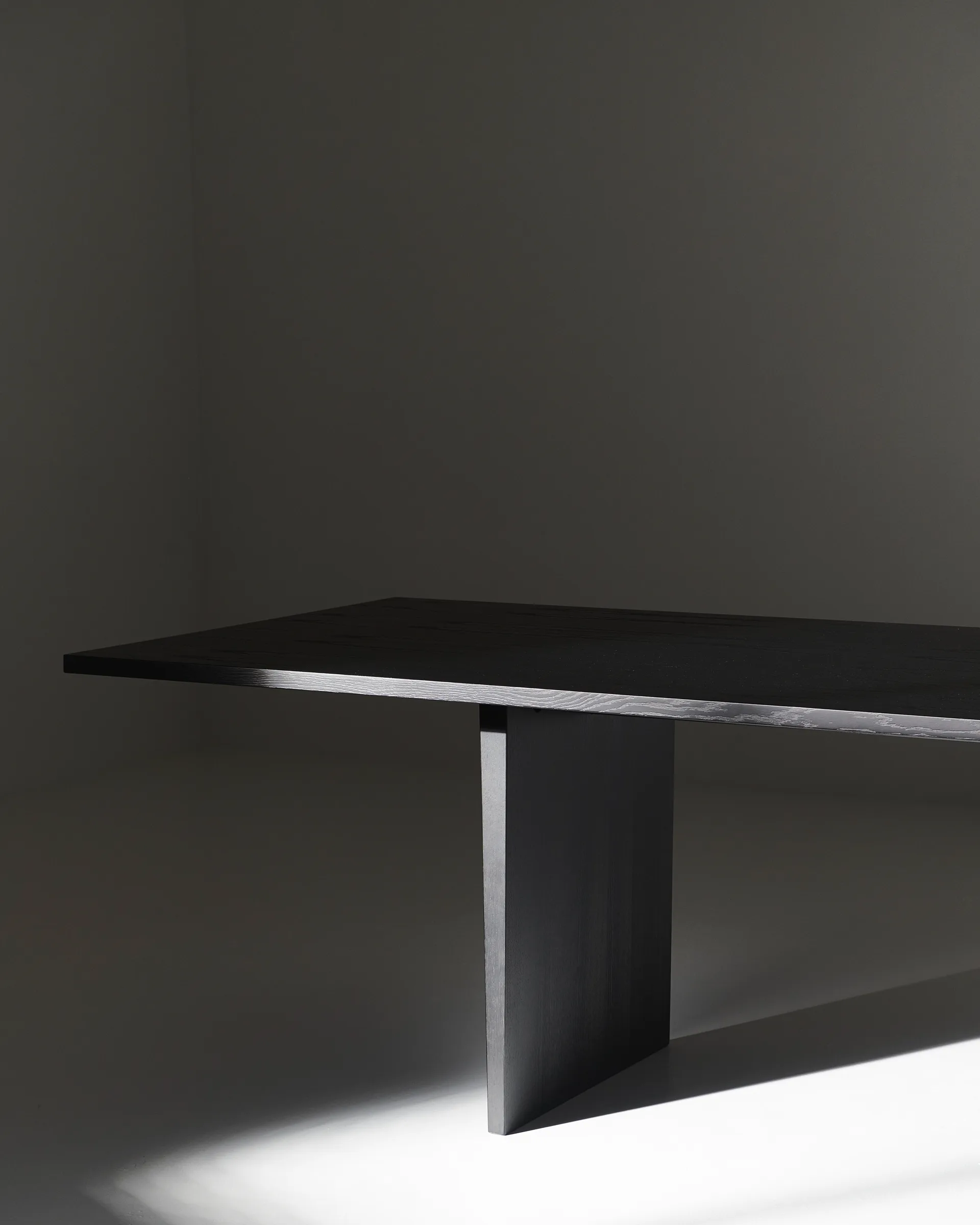 Private eettafel 100x320 cm, Bruin-zwartgebeitst eikenhout GUBI