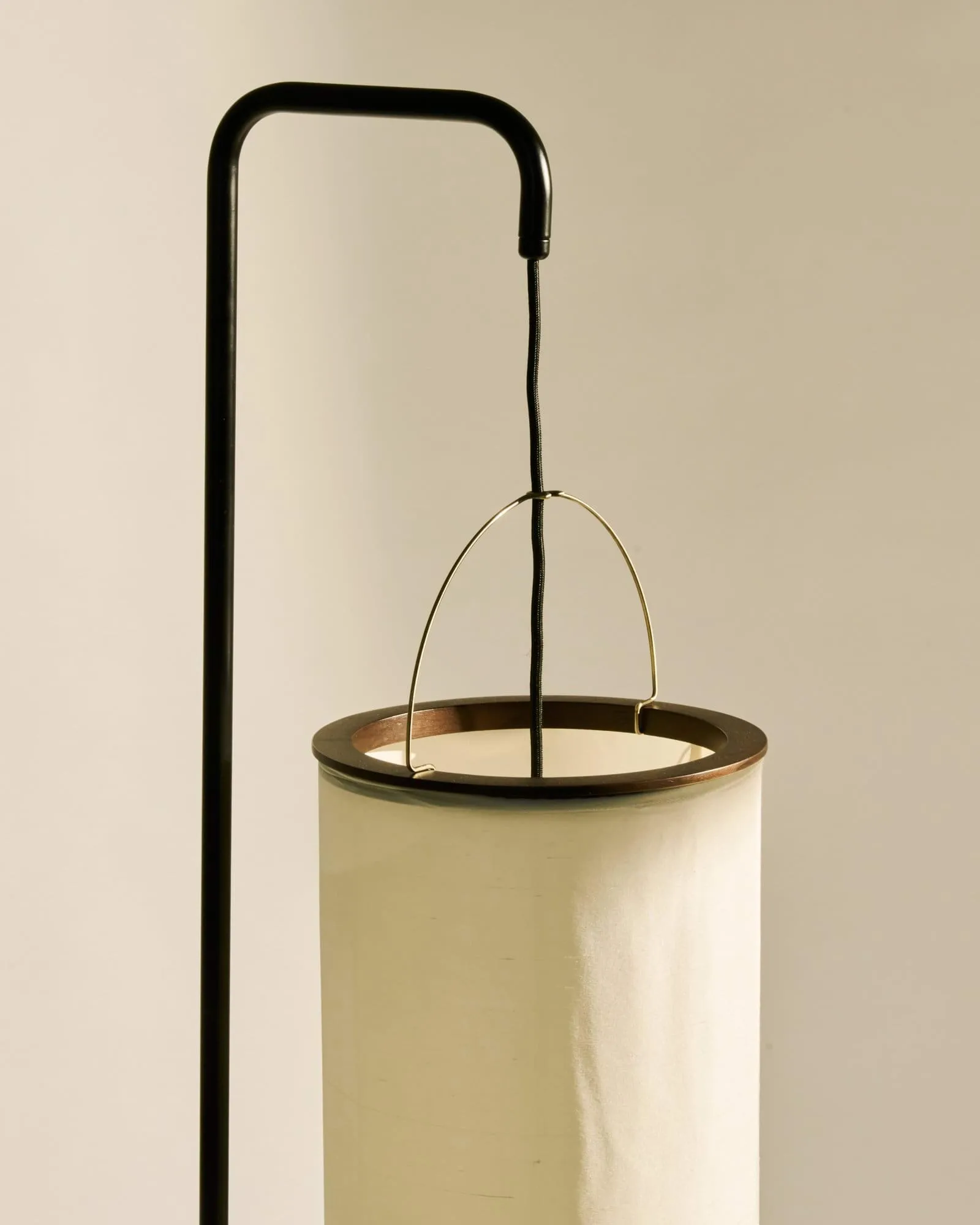 Silk Lantern vloerlamp, Natural white silk-semi matt zwart, 163 cm GUBI