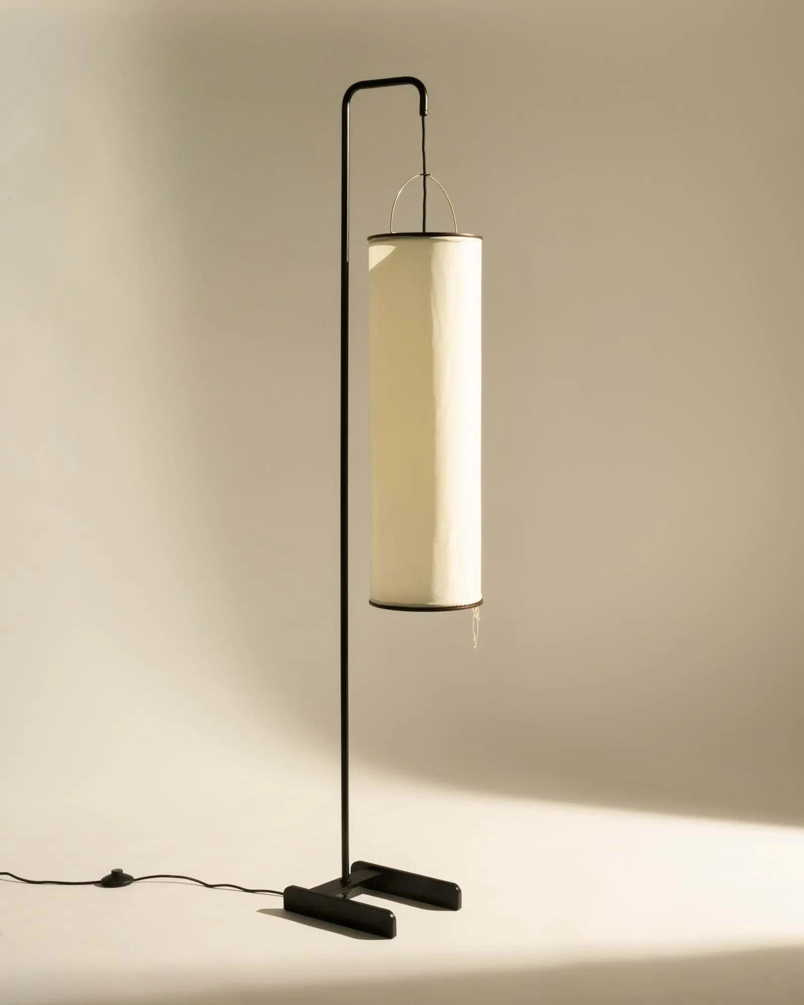 Silk Lantern vloerlamp, Natural white silk-semi matt zwart, 163 cm GUBI