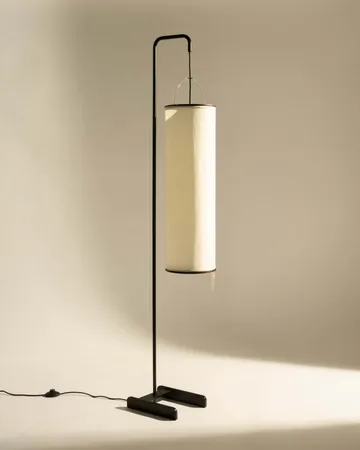 Silk Lantern vloerlamp - Natural white silk-semi matt zwart, 163 cm - GUBI