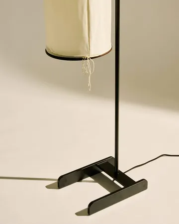 Silk Lantern vloerlamp - Natural white silk-semi matt zwart, 163 cm - GUBI