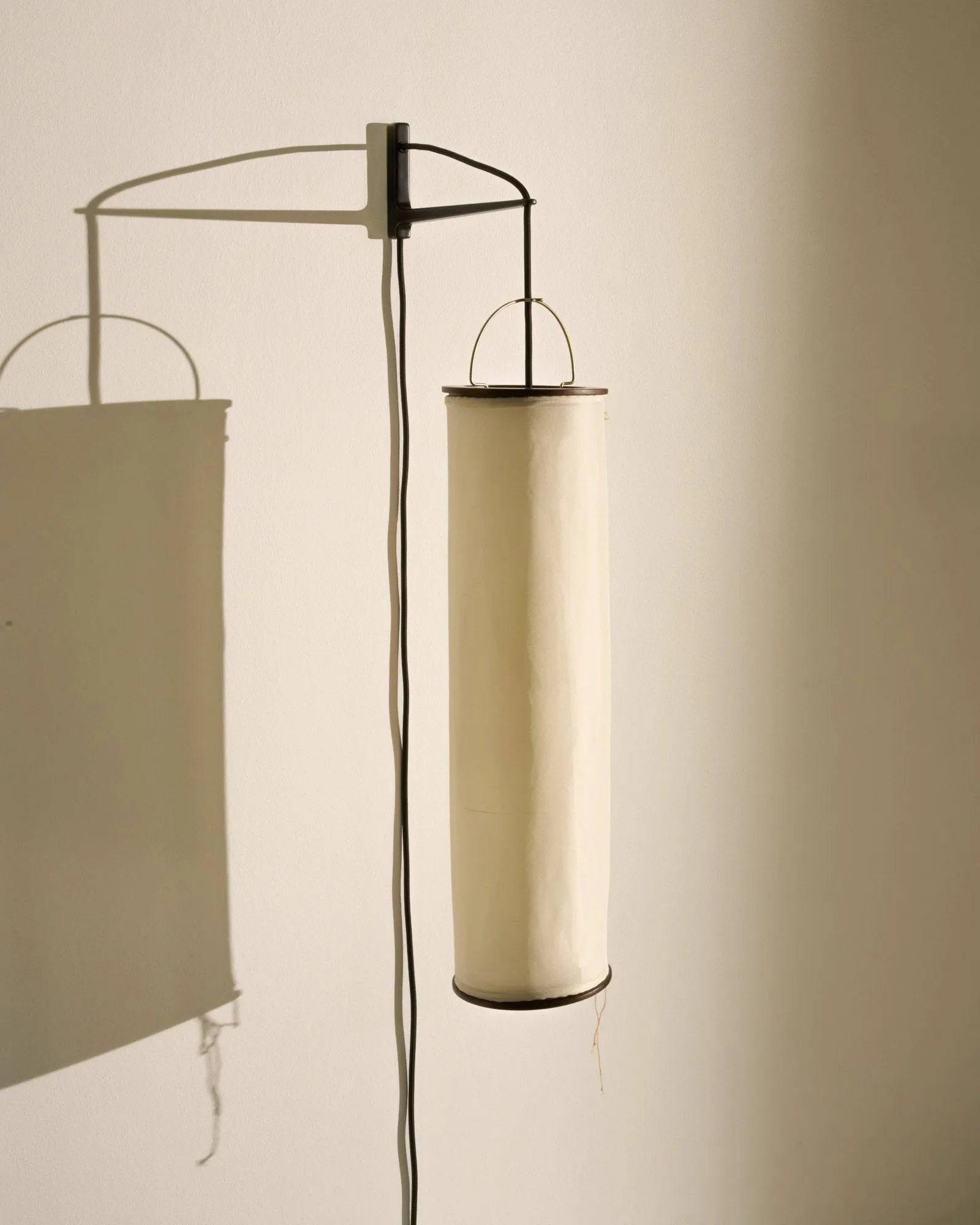Silk Lantern wandlamp, Natural white silk-semi matt zwart GUBI