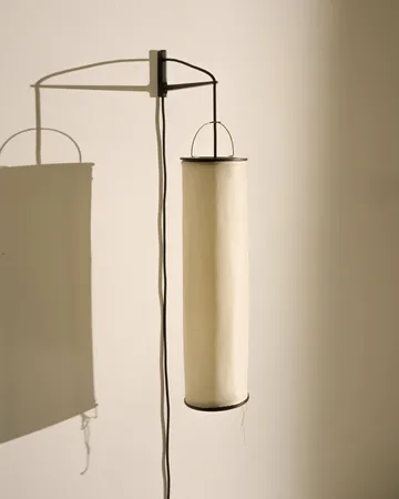 Silk Lantern wandlamp - Natural white silk-semi matt zwart - GUBI