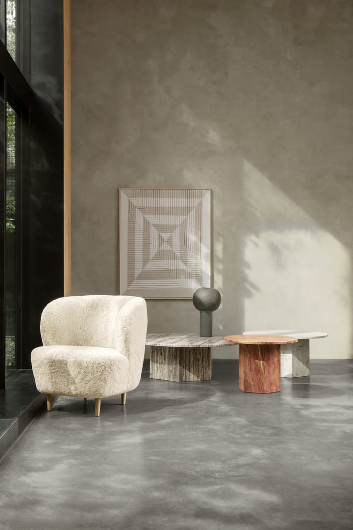 Stay Small loungefauteuil, Schapenvacht Moonlight-gelakt eikenhout GUBI