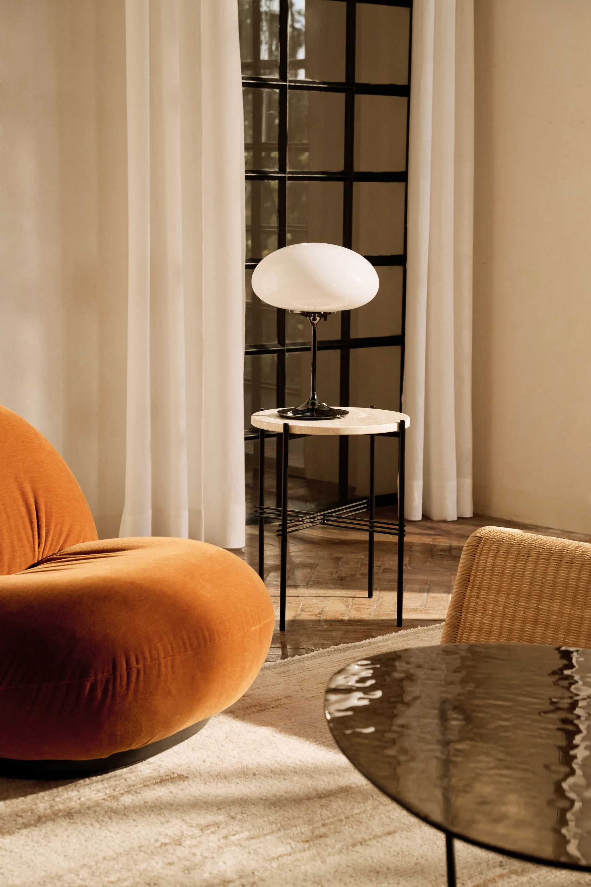 Stemlite Tafellamp, Black chrome-opaalglas, 42 cm GUBI