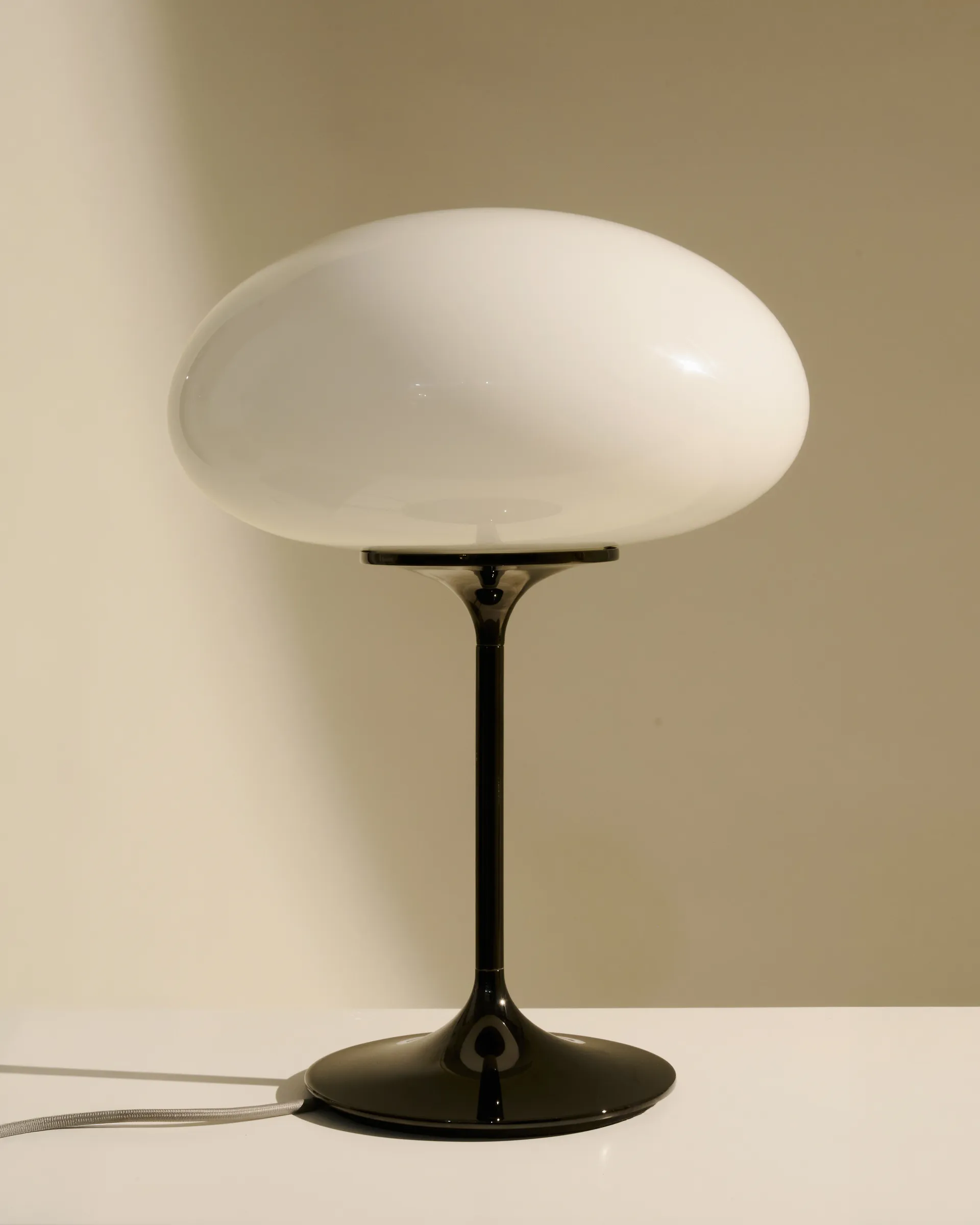 Stemlite Tafellamp, Black chrome-opaalglas, 42 cm GUBI