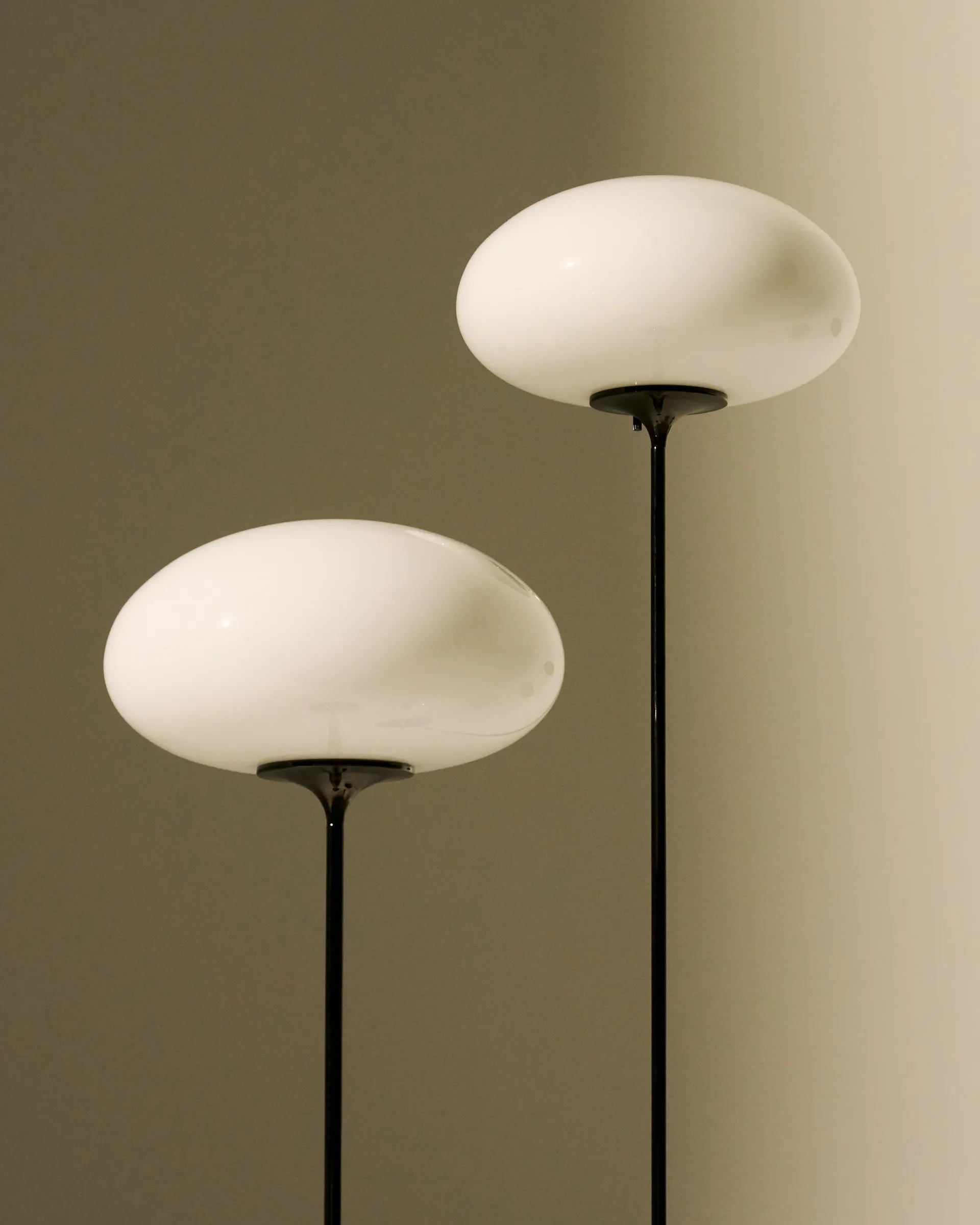 Stemlite Tafellamp, Pebble grey-opalglas, 42 cm GUBI