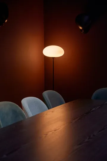 Stemlite vloerlamp - Black chrome-opaalglas, 110 cm - GUBI