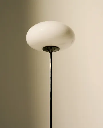 Stemlite vloerlamp - Black chrome-opaalglas, 150 cm - GUBI